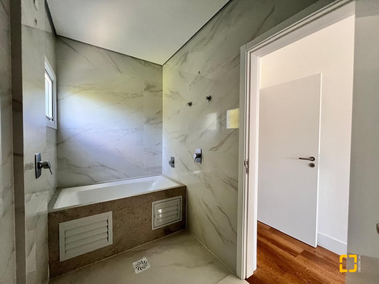 Apartamento com 133m², 6 quartos (sendo 3 suítes), 2 garagens, no bairro João Paulo em Florianópolis