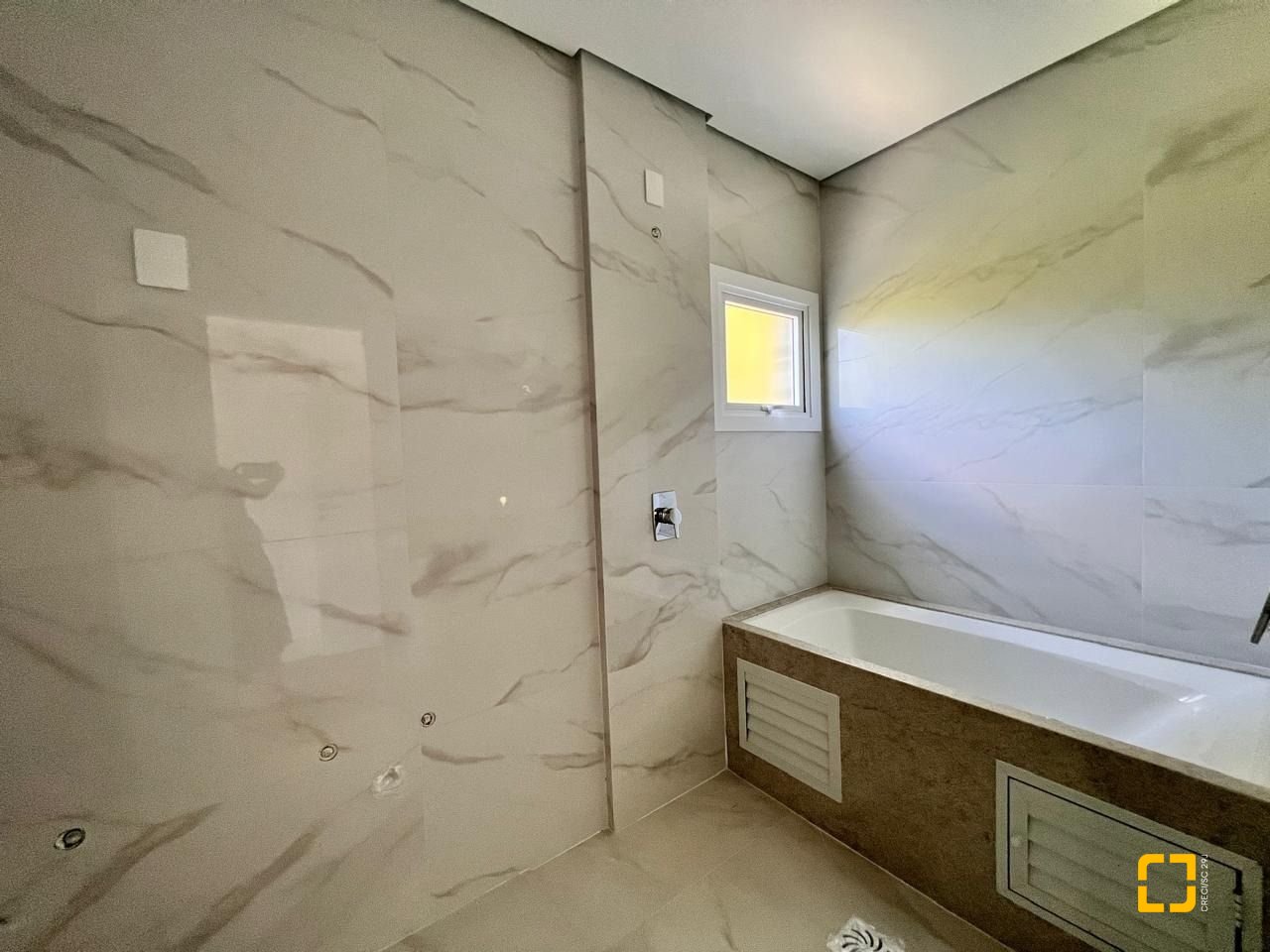 Apartamento com 133m², 6 quartos (sendo 3 suítes), 2 garagens, no bairro João Paulo em Florianópolis