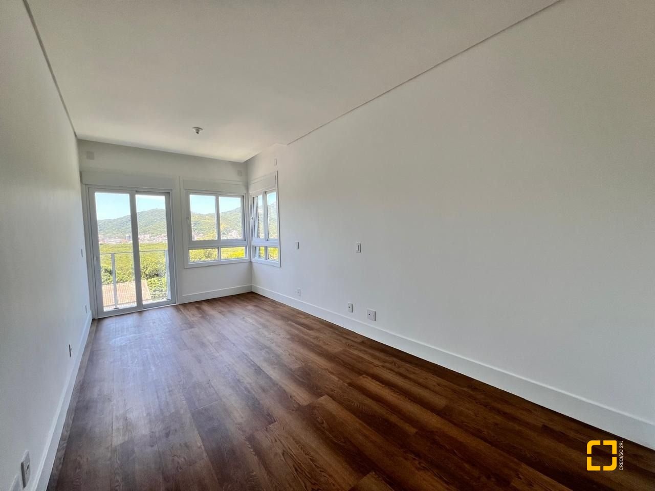 Apartamento com 133m², 6 quartos (sendo 3 suítes), 2 garagens, no bairro João Paulo em Florianópolis