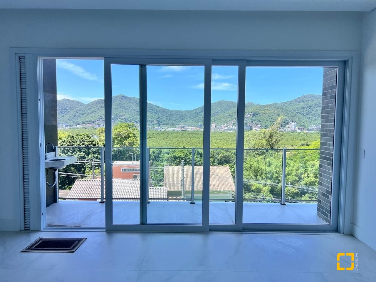 Apartamento com 133m², 6 quartos (sendo 3 suítes), 2 garagens, no bairro João Paulo em Florianópolis