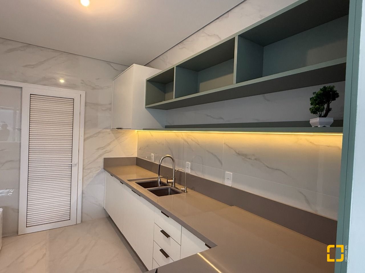 Apartamento com 133m², 6 quartos (sendo 3 suítes), 2 garagens, no bairro João Paulo em Florianópolis