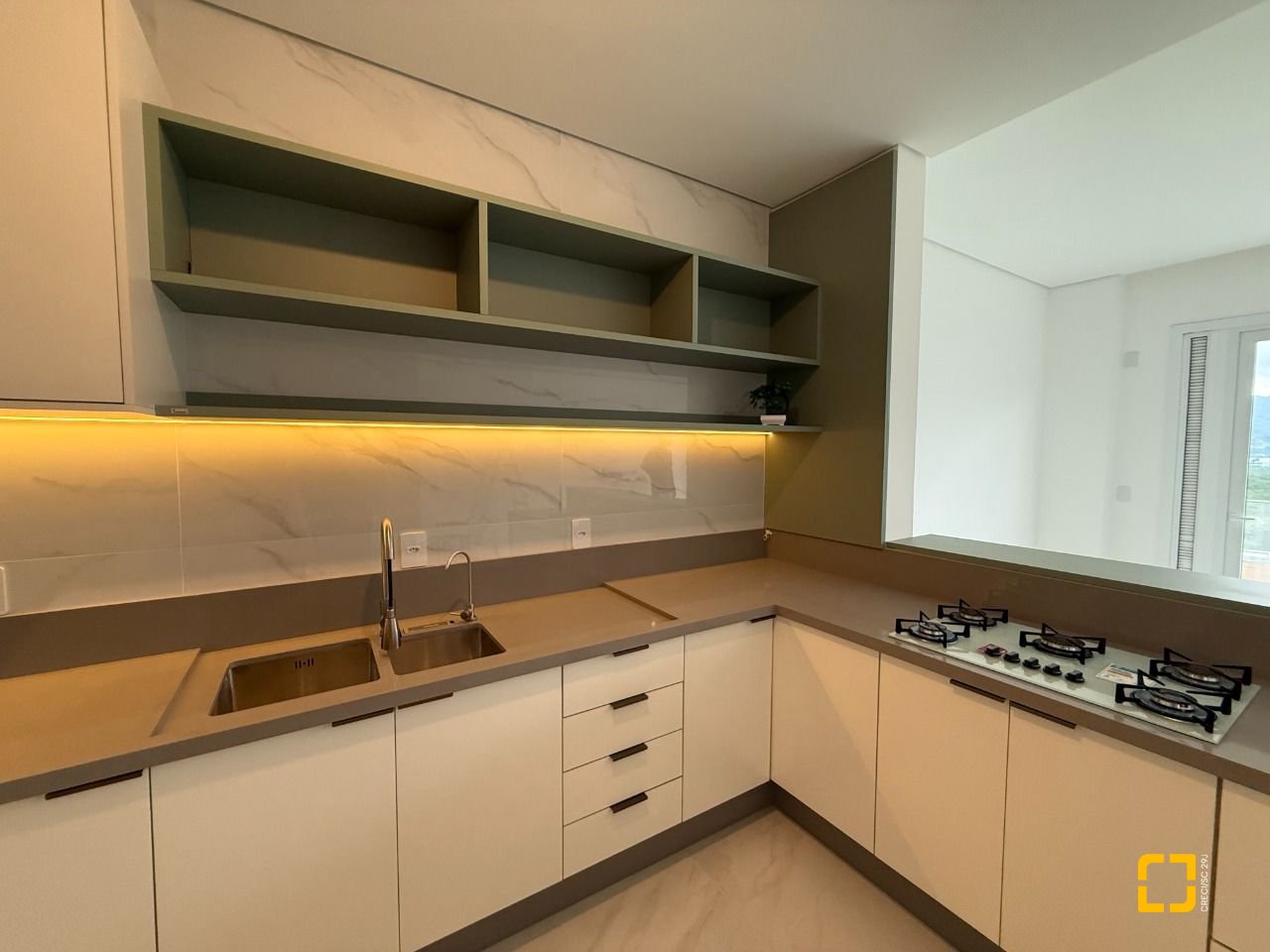 Apartamento com 133m², 6 quartos (sendo 3 suítes), 2 garagens, no bairro João Paulo em Florianópolis