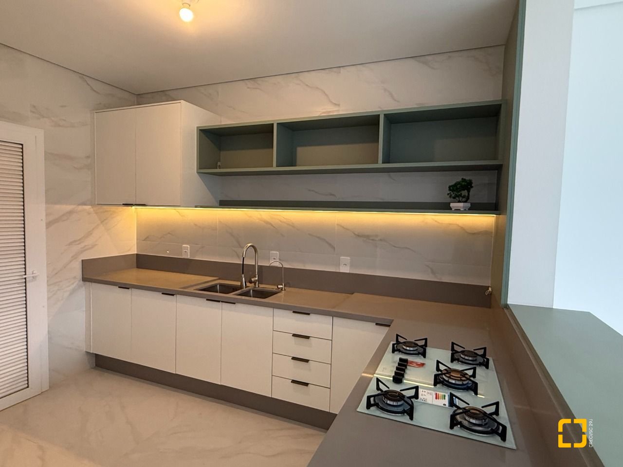 Apartamento com 133m², 6 quartos (sendo 3 suítes), 2 garagens, no bairro João Paulo em Florianópolis