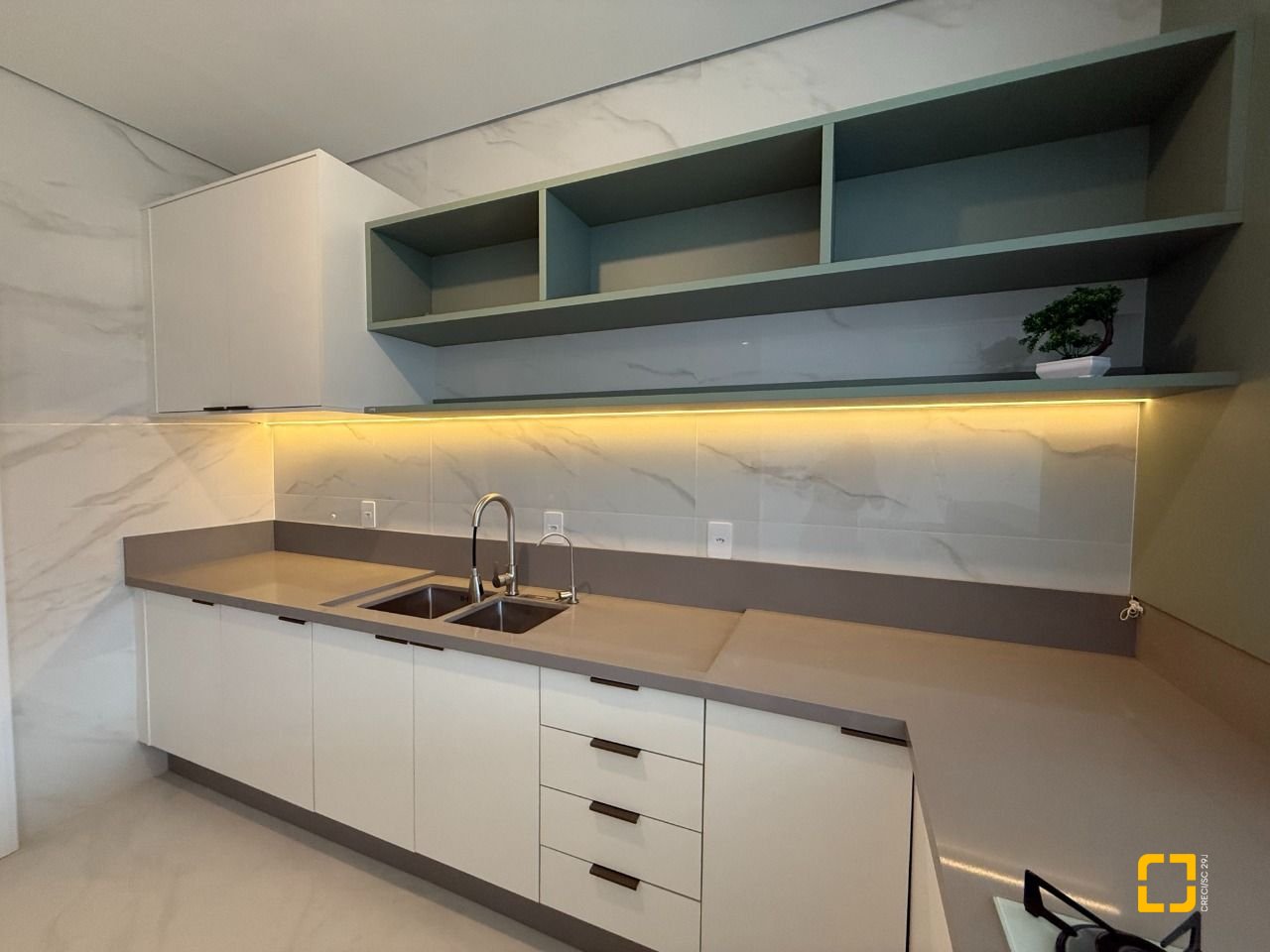 Apartamento com 133m², 6 quartos (sendo 3 suítes), 2 garagens, no bairro João Paulo em Florianópolis