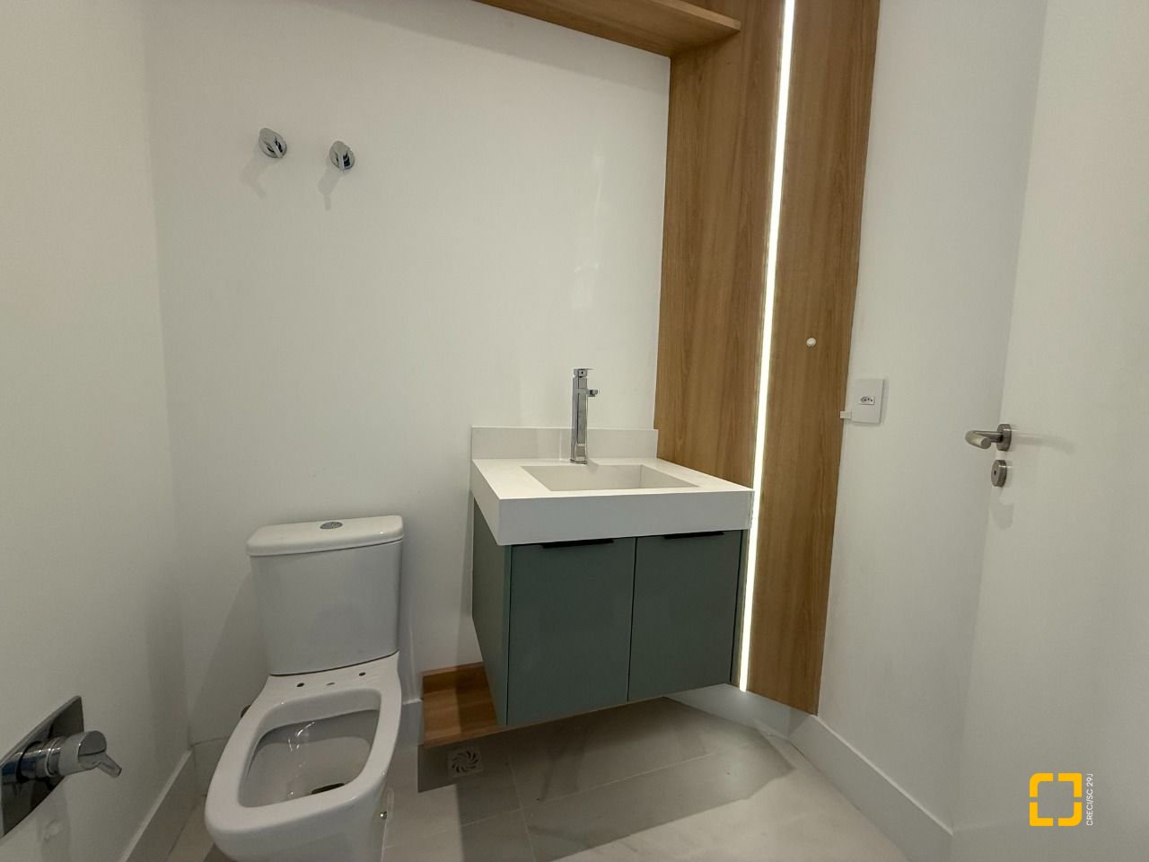 Apartamento com 133m², 6 quartos (sendo 3 suítes), 2 garagens, no bairro João Paulo em Florianópolis