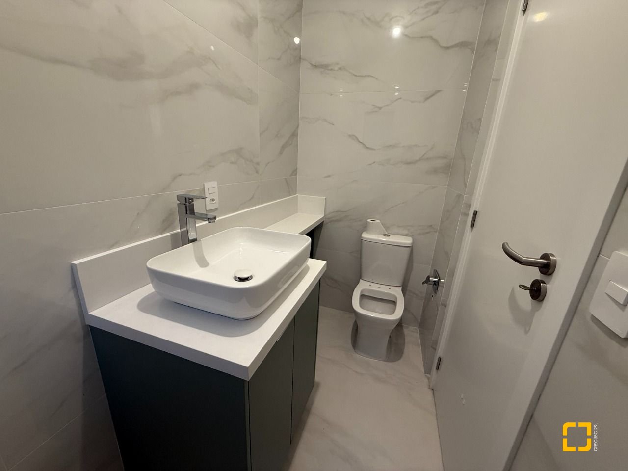 Apartamento com 133m², 6 quartos (sendo 3 suítes), 2 garagens, no bairro João Paulo em Florianópolis