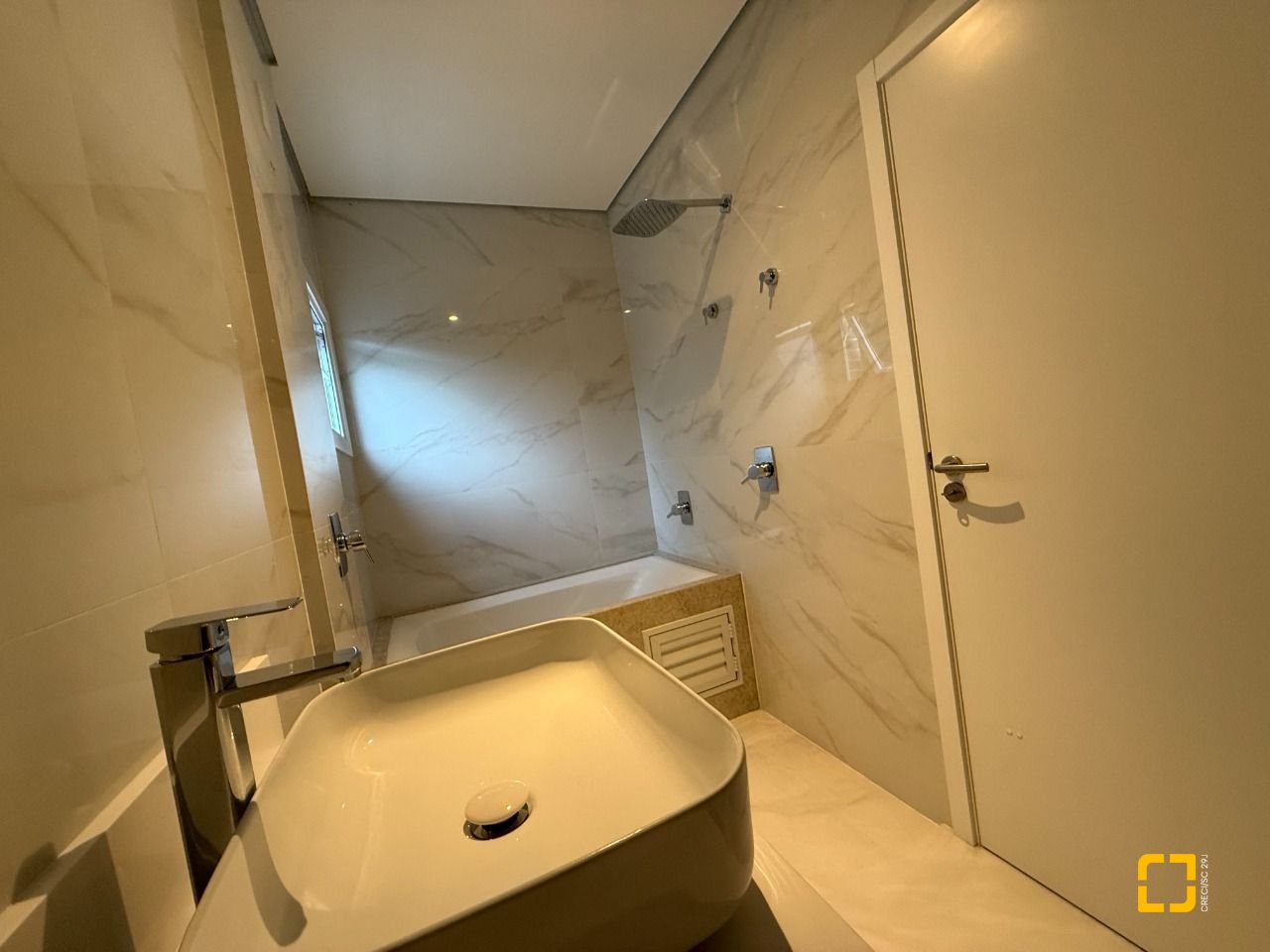 Apartamento com 133m², 6 quartos (sendo 3 suítes), 2 garagens, no bairro João Paulo em Florianópolis