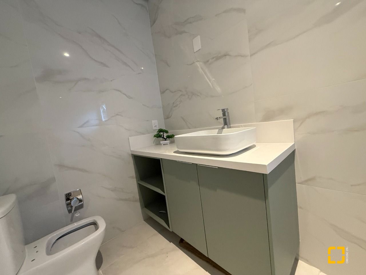 Apartamento com 133m², 6 quartos (sendo 3 suítes), 2 garagens, no bairro João Paulo em Florianópolis
