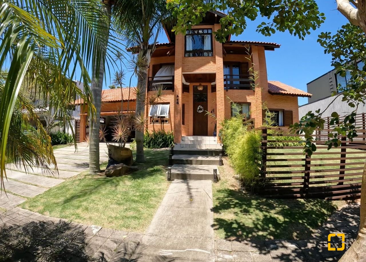Casa de Condomínio com 230m², 6 quartos (sendo 3 suítes), 4 garagens, no bairro Rio Tavares em Florianópolis