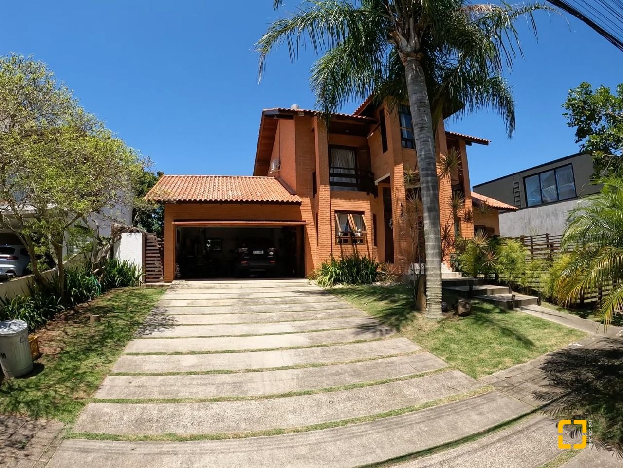 Casa de Condomínio com 230m², 6 quartos (sendo 3 suítes), 4 garagens, no bairro Rio Tavares em Florianópolis
