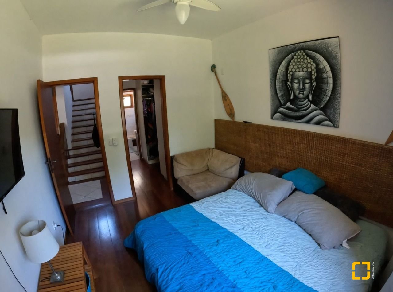 Casa de Condomínio com 230m², 6 quartos (sendo 3 suítes), 4 garagens, no bairro Rio Tavares em Florianópolis