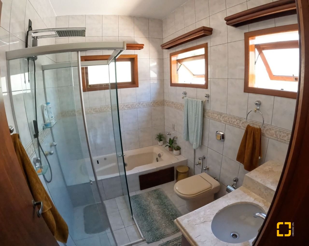Casa de Condomínio com 230m², 6 quartos (sendo 3 suítes), 4 garagens, no bairro Rio Tavares em Florianópolis
