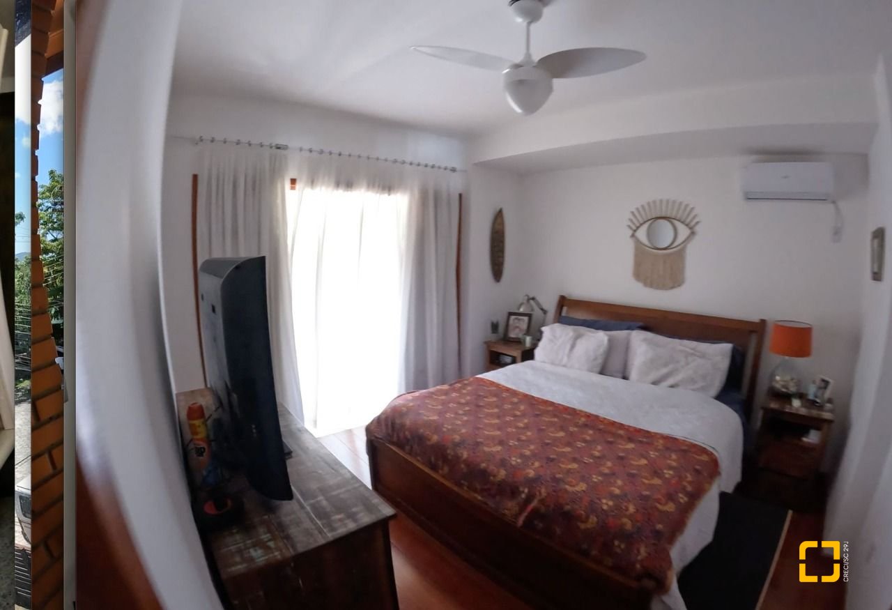 Casa de Condomínio com 230m², 6 quartos (sendo 3 suítes), 4 garagens, no bairro Rio Tavares em Florianópolis