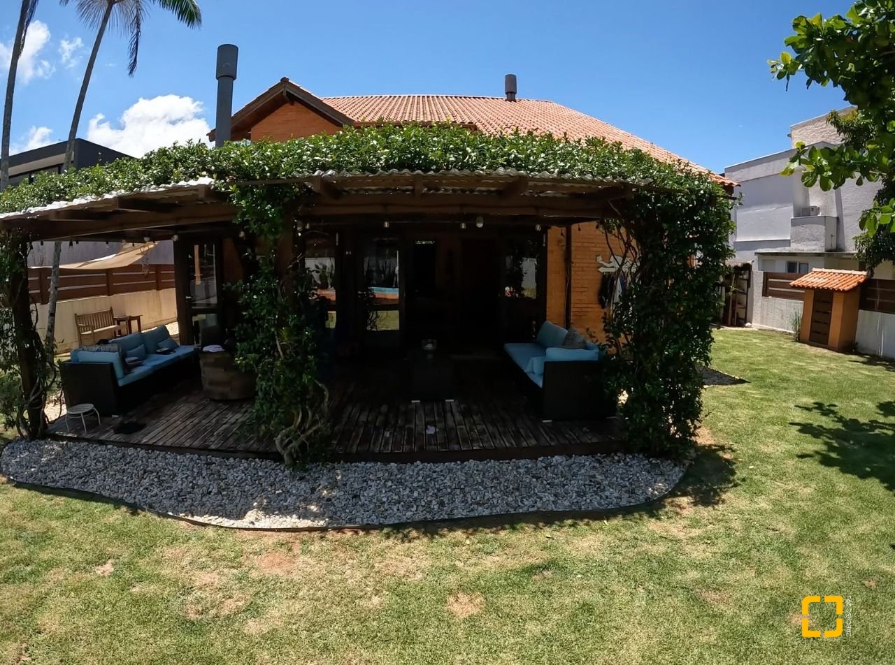 Casa de Condomínio com 230m², 6 quartos (sendo 3 suítes), 4 garagens, no bairro Rio Tavares em Florianópolis