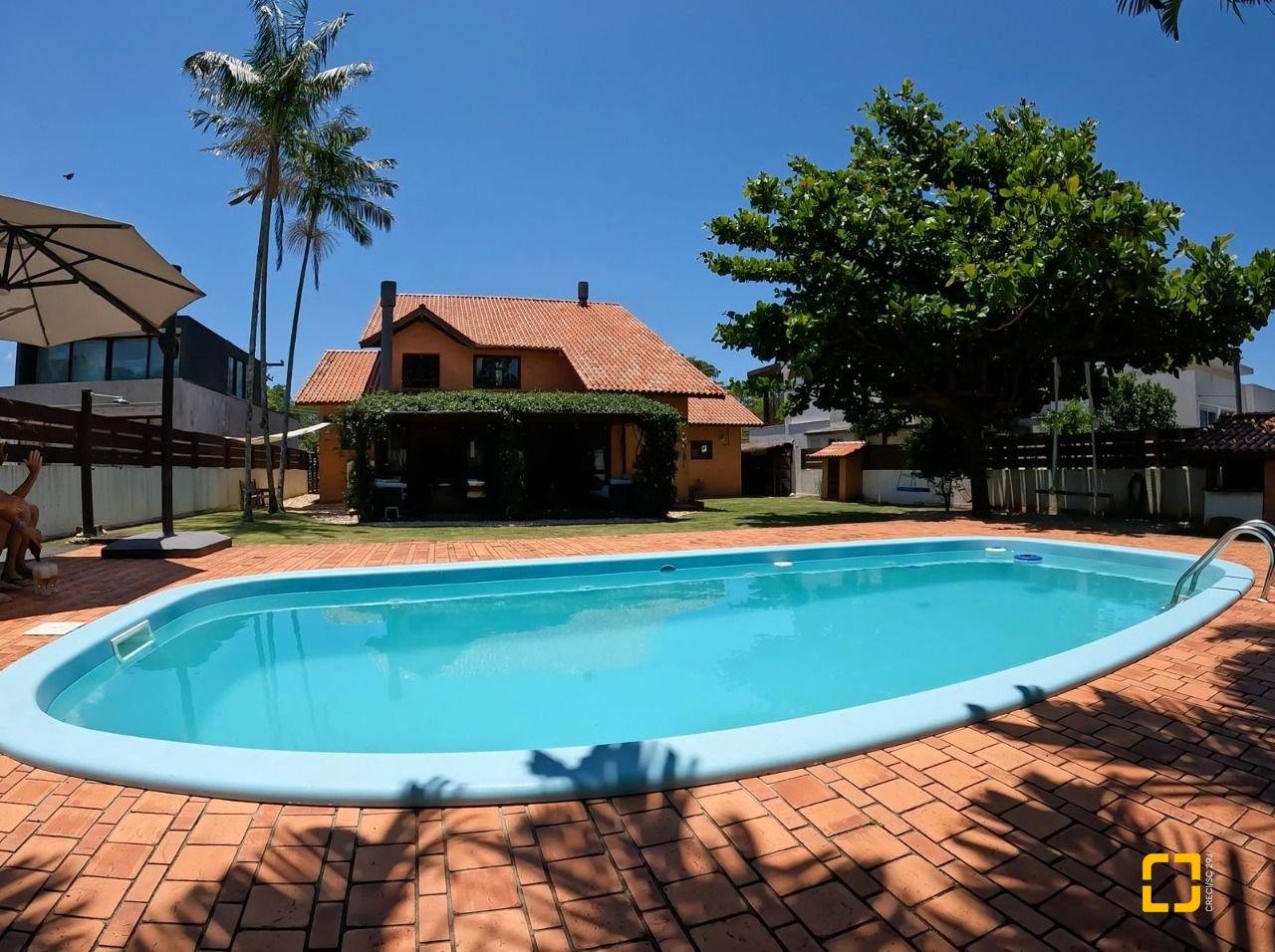 Casa de Condomínio com 230m², 6 quartos (sendo 3 suítes), 4 garagens, no bairro Rio Tavares em Florianópolis