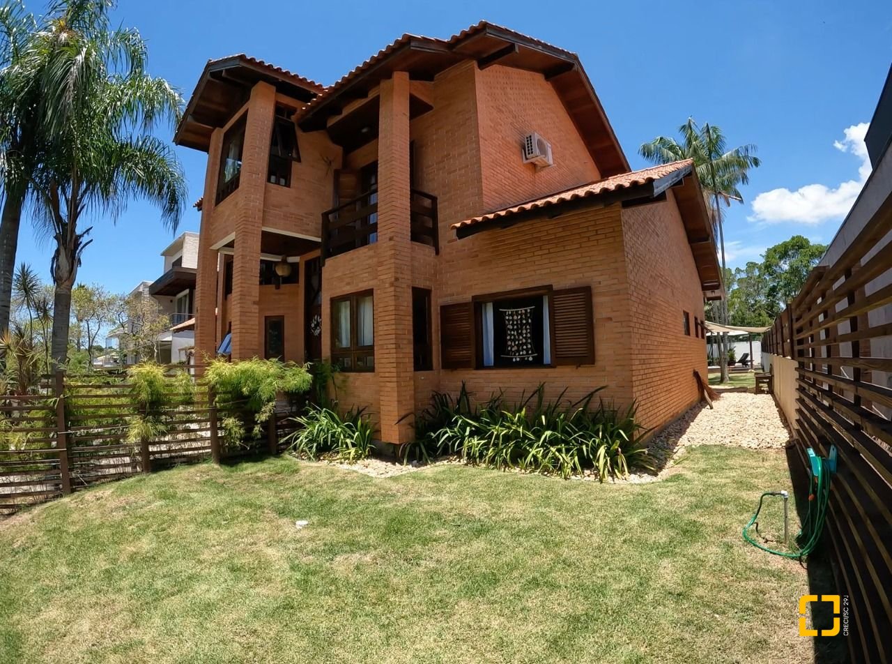 Casa de Condomínio com 230m², 6 quartos (sendo 3 suítes), 4 garagens, no bairro Rio Tavares em Florianópolis