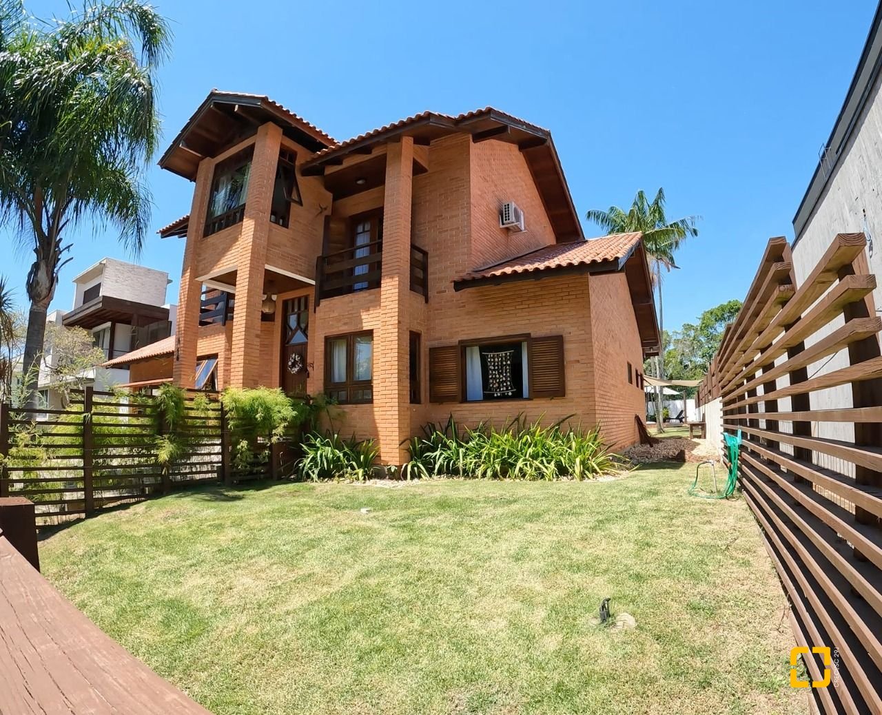 Casa de Condomínio com 230m², 3 quartos (sendo 3 suítes), 4 garagens, no bairro Rio Tavares em Florianópolis