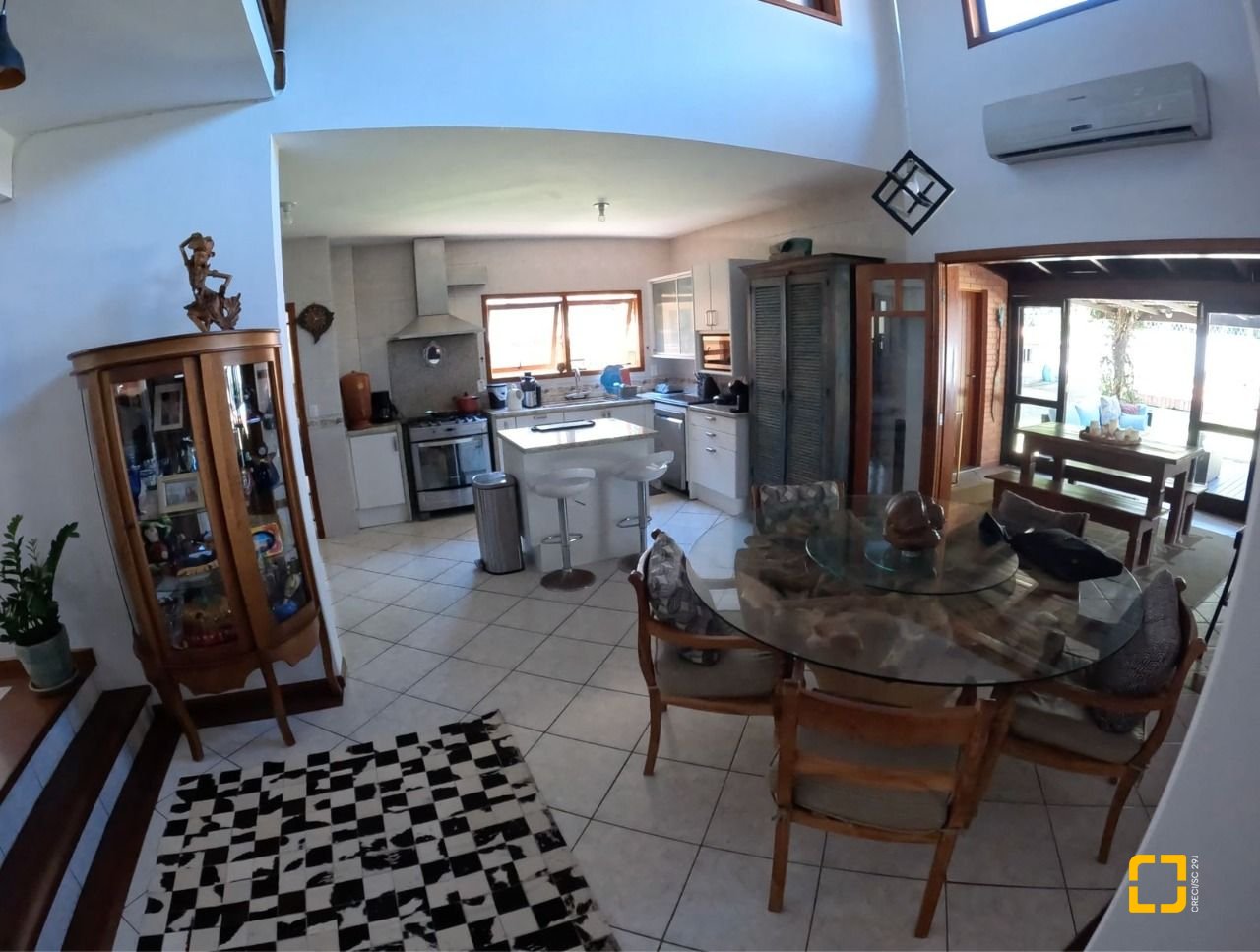 Casa de Condomínio com 230m², 3 quartos (sendo 3 suítes), 4 garagens, no bairro Rio Tavares em Florianópolis