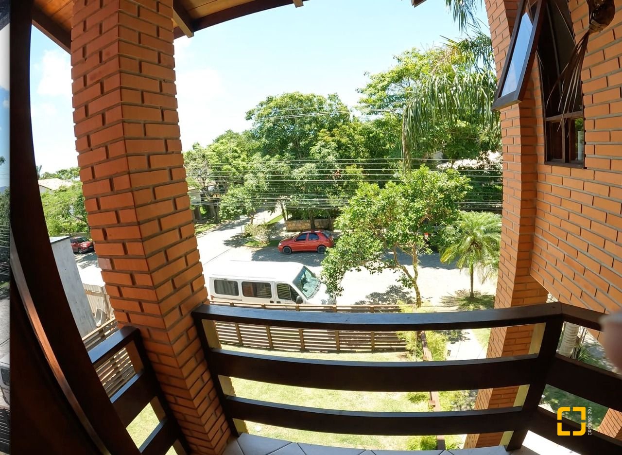 Casa de Condomínio com 230m², 3 quartos (sendo 3 suítes), 4 garagens, no bairro Rio Tavares em Florianópolis
