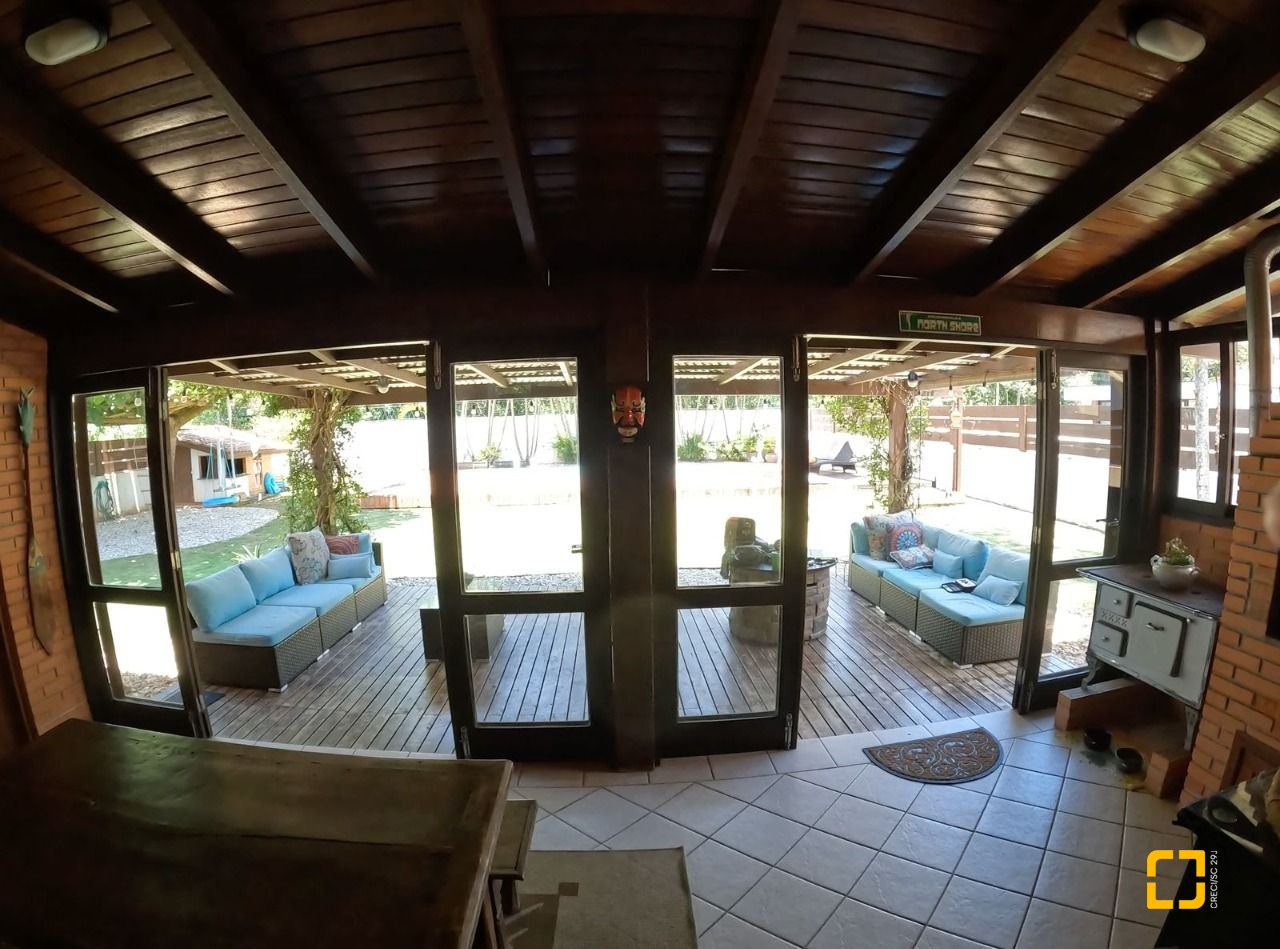Casa de Condomínio com 230m², 3 quartos (sendo 3 suítes), 4 garagens, no bairro Rio Tavares em Florianópolis