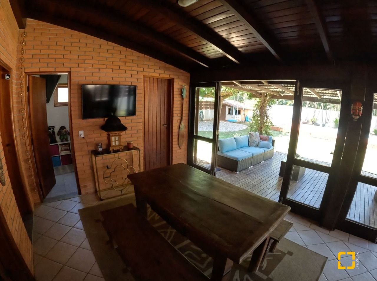 Casa de Condomínio com 230m², 3 quartos (sendo 3 suítes), 4 garagens, no bairro Rio Tavares em Florianópolis
