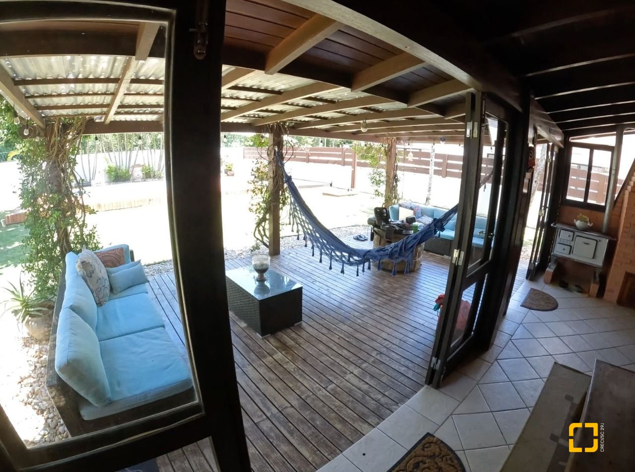 Casa de Condomínio com 230m², 3 quartos (sendo 3 suítes), 4 garagens, no bairro Rio Tavares em Florianópolis