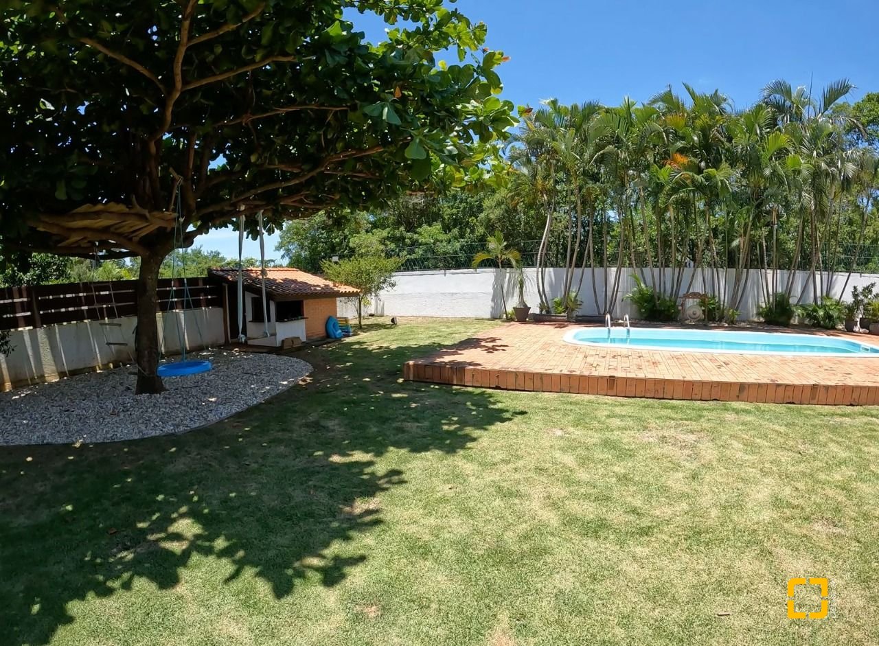 Casa de Condomínio com 230m², 3 quartos (sendo 3 suítes), 4 garagens, no bairro Rio Tavares em Florianópolis