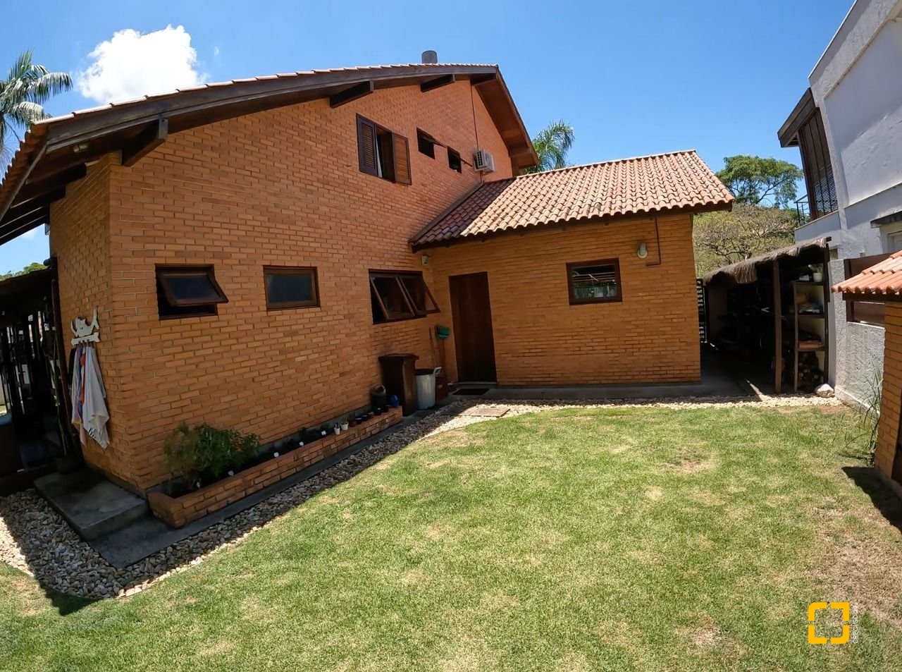 Casa de Condomínio com 230m², 3 quartos (sendo 3 suítes), 4 garagens, no bairro Rio Tavares em Florianópolis