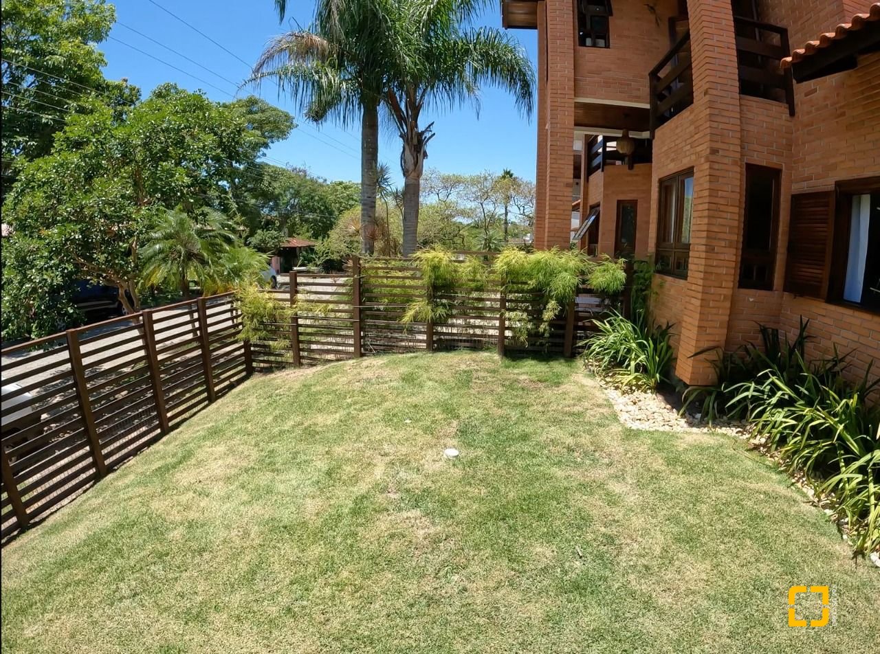 Casa de Condomínio com 230m², 3 quartos (sendo 3 suítes), 4 garagens, no bairro Rio Tavares em Florianópolis