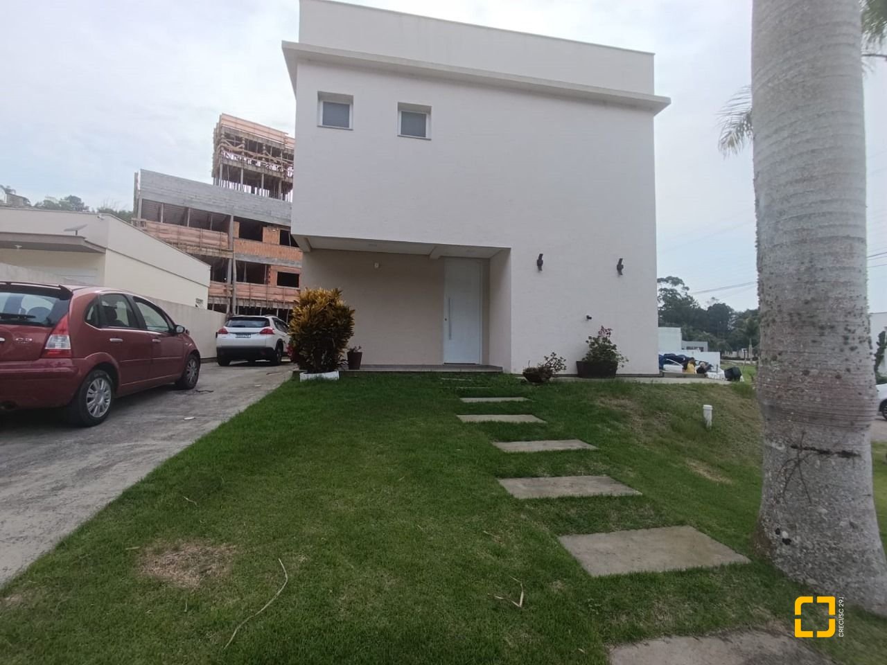 Casa de Condomínio com 200m², 7 quartos (sendo 3 suítes), 4 garagens, no bairro Cachoeira do Bom Jesus em Florianópolis