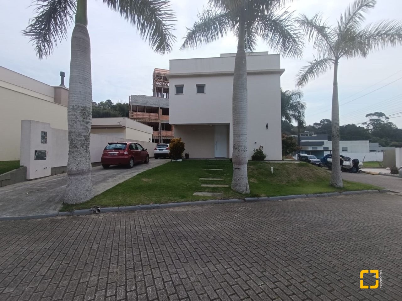 Casa de Condomínio com 200m², 7 quartos (sendo 3 suítes), 4 garagens, no bairro Cachoeira do Bom Jesus em Florianópolis