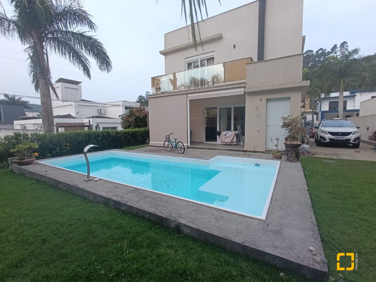 Casa de Condomínio com 200m², 7 quartos (sendo 3 suítes), 4 garagens, no bairro Cachoeira do Bom Jesus em Florianópolis