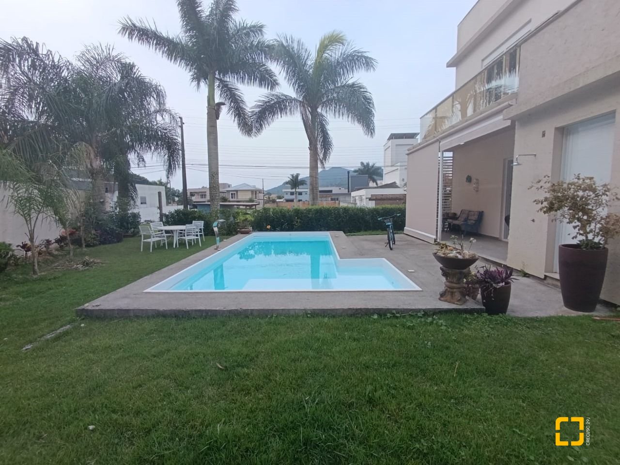Casa de Condomínio com 200m², 7 quartos (sendo 3 suítes), 4 garagens, no bairro Cachoeira do Bom Jesus em Florianópolis