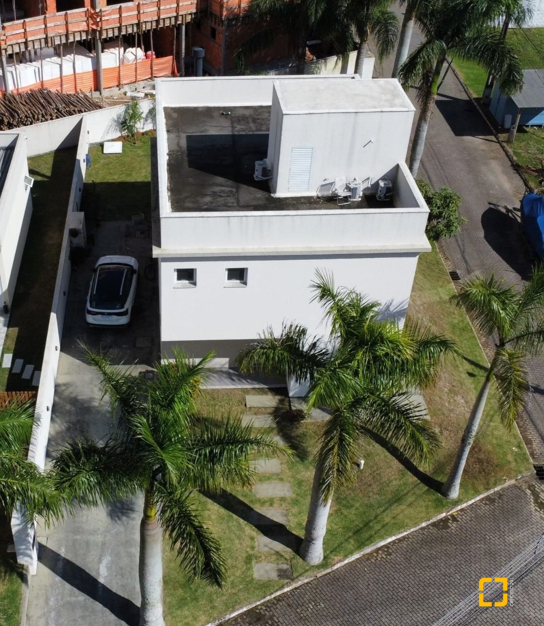 Casa de Condomínio com 200m², 7 quartos (sendo 3 suítes), 4 garagens, no bairro Cachoeira do Bom Jesus em Florianópolis