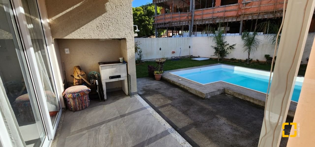 Casa de Condomínio com 200m², 7 quartos (sendo 3 suítes), 4 garagens, no bairro Cachoeira do Bom Jesus em Florianópolis