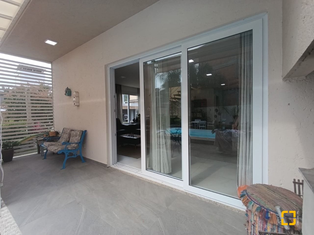 Casa de Condomínio com 200m², 7 quartos (sendo 3 suítes), 4 garagens, no bairro Cachoeira do Bom Jesus em Florianópolis