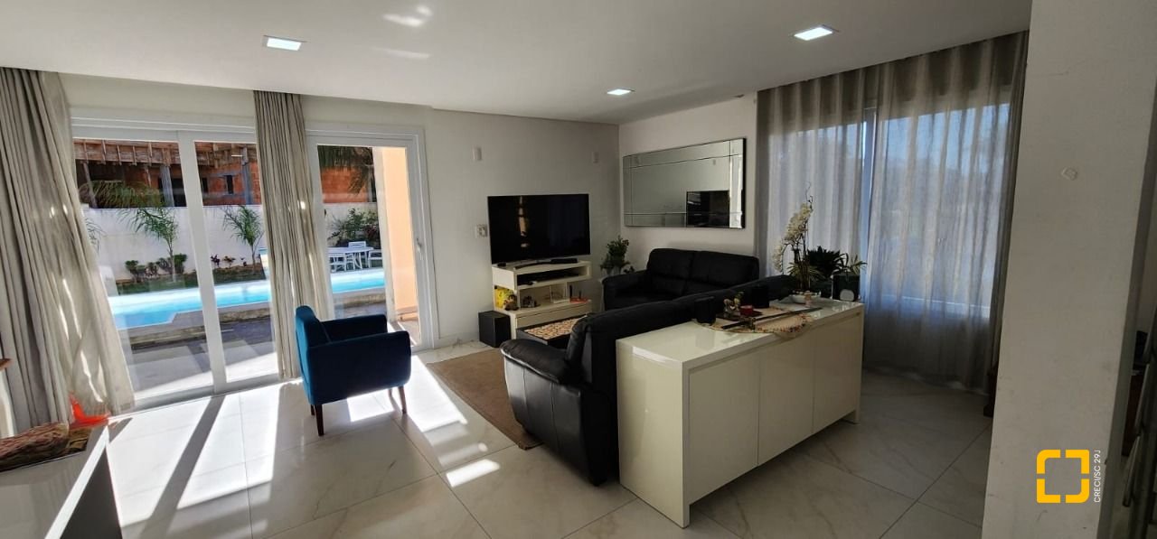 Casa de Condomínio com 200m², 7 quartos (sendo 3 suítes), 4 garagens, no bairro Cachoeira do Bom Jesus em Florianópolis