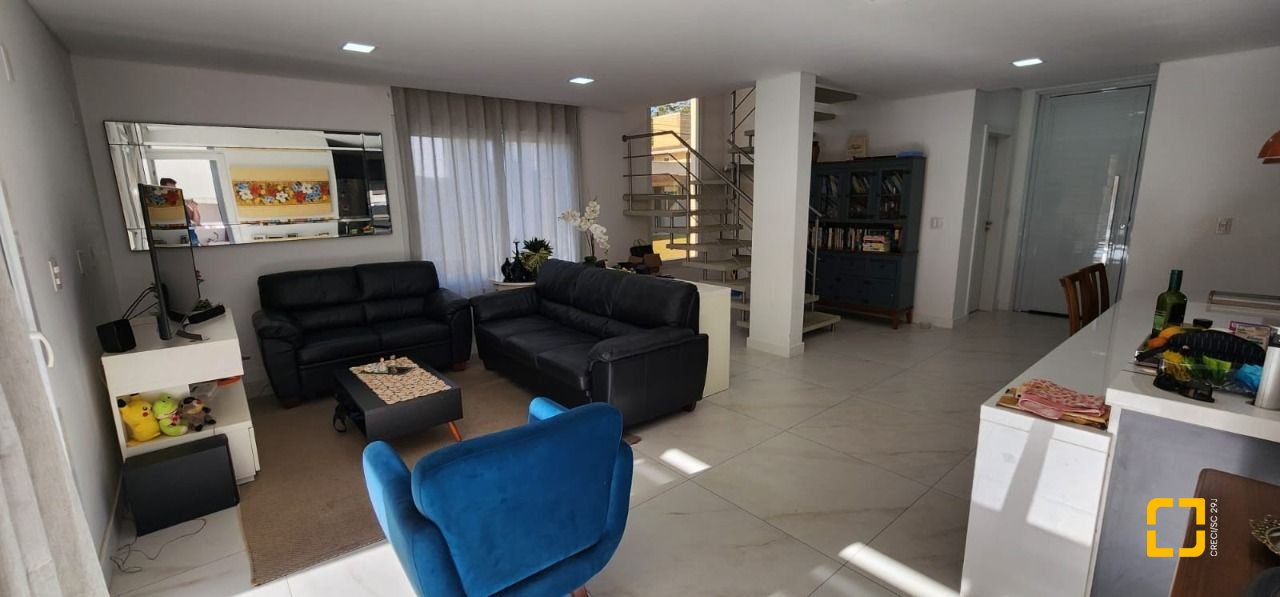 Casa de Condomínio com 200m², 7 quartos (sendo 3 suítes), 4 garagens, no bairro Cachoeira do Bom Jesus em Florianópolis