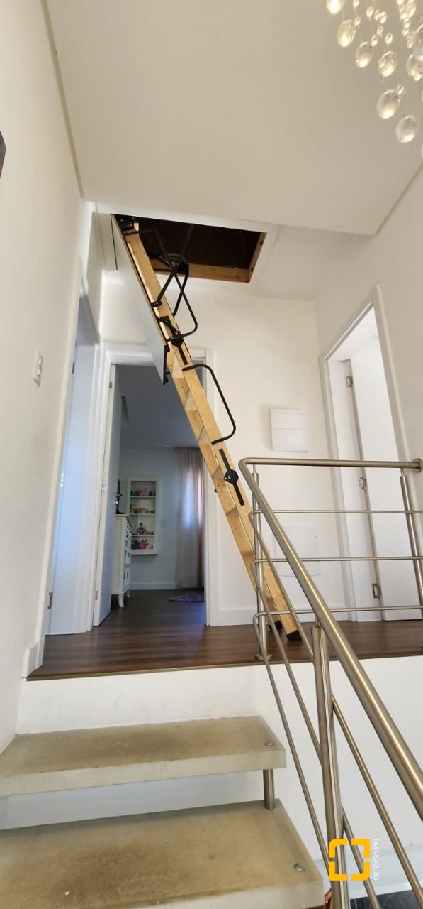 Casa de Condomínio com 200m², 7 quartos (sendo 3 suítes), 4 garagens, no bairro Cachoeira do Bom Jesus em Florianópolis