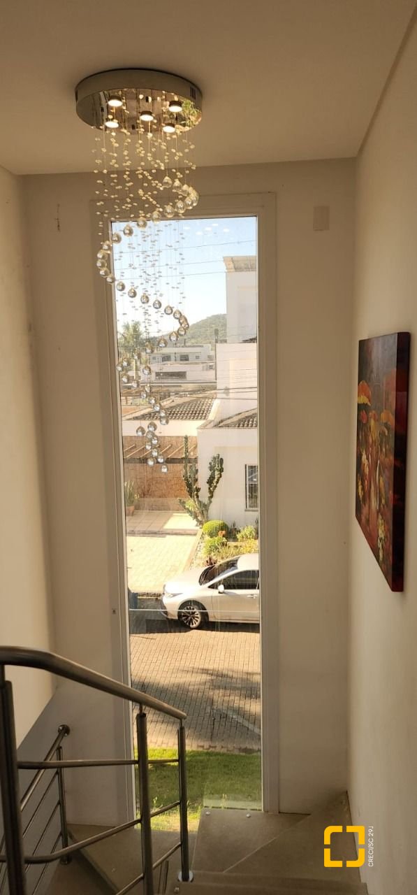 Casa de Condomínio com 200m², 7 quartos (sendo 3 suítes), 4 garagens, no bairro Cachoeira do Bom Jesus em Florianópolis