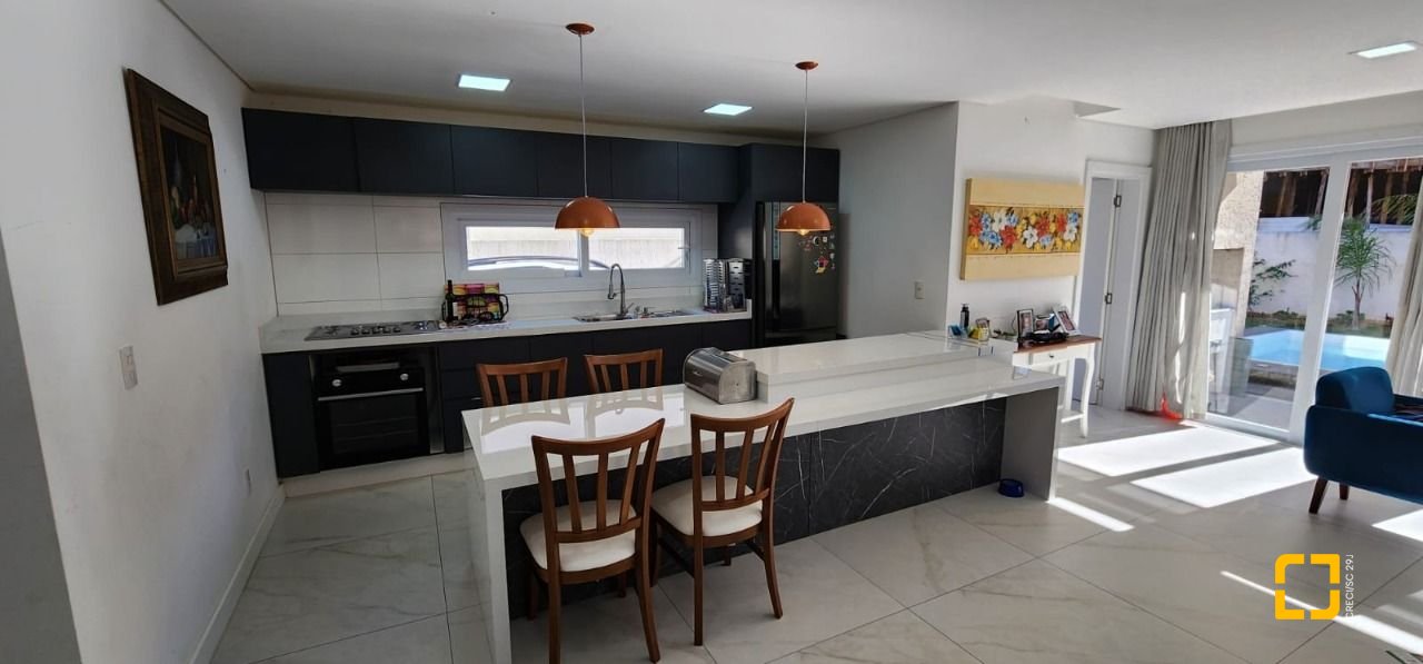 Casa de Condomínio com 200m², 7 quartos (sendo 3 suítes), 4 garagens, no bairro Cachoeira do Bom Jesus em Florianópolis