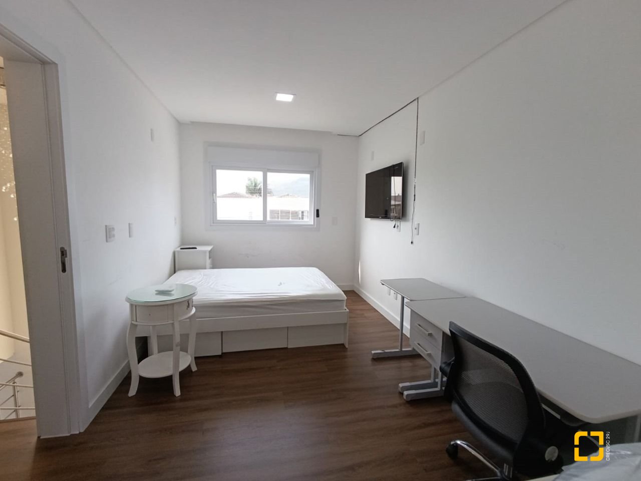 Casa de Condomínio com 200m², 7 quartos (sendo 3 suítes), 4 garagens, no bairro Cachoeira do Bom Jesus em Florianópolis