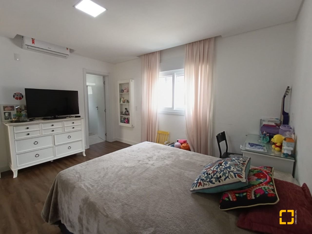 Casa de Condomínio com 200m², 7 quartos (sendo 3 suítes), 4 garagens, no bairro Cachoeira do Bom Jesus em Florianópolis
