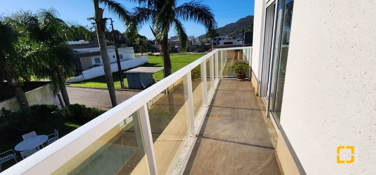Casa de Condomínio com 200m², 7 quartos (sendo 3 suítes), 4 garagens, no bairro Cachoeira do Bom Jesus em Florianópolis