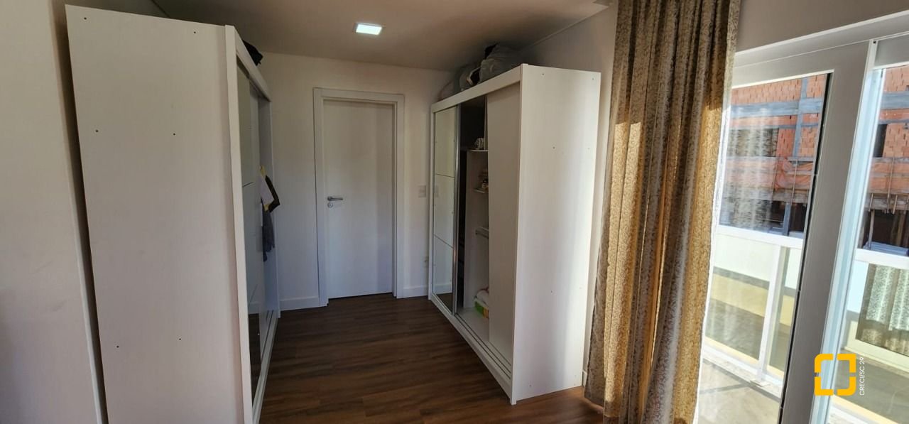Casa de Condomínio com 200m², 7 quartos (sendo 3 suítes), 4 garagens, no bairro Cachoeira do Bom Jesus em Florianópolis