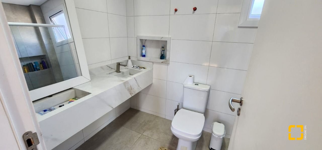 Casa de Condomínio com 200m², 7 quartos (sendo 3 suítes), 4 garagens, no bairro Cachoeira do Bom Jesus em Florianópolis