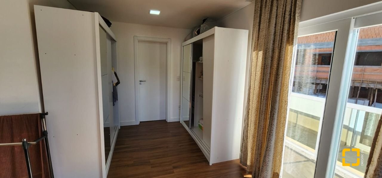 Casa de Condomínio com 200m², 7 quartos (sendo 3 suítes), 4 garagens, no bairro Cachoeira do Bom Jesus em Florianópolis