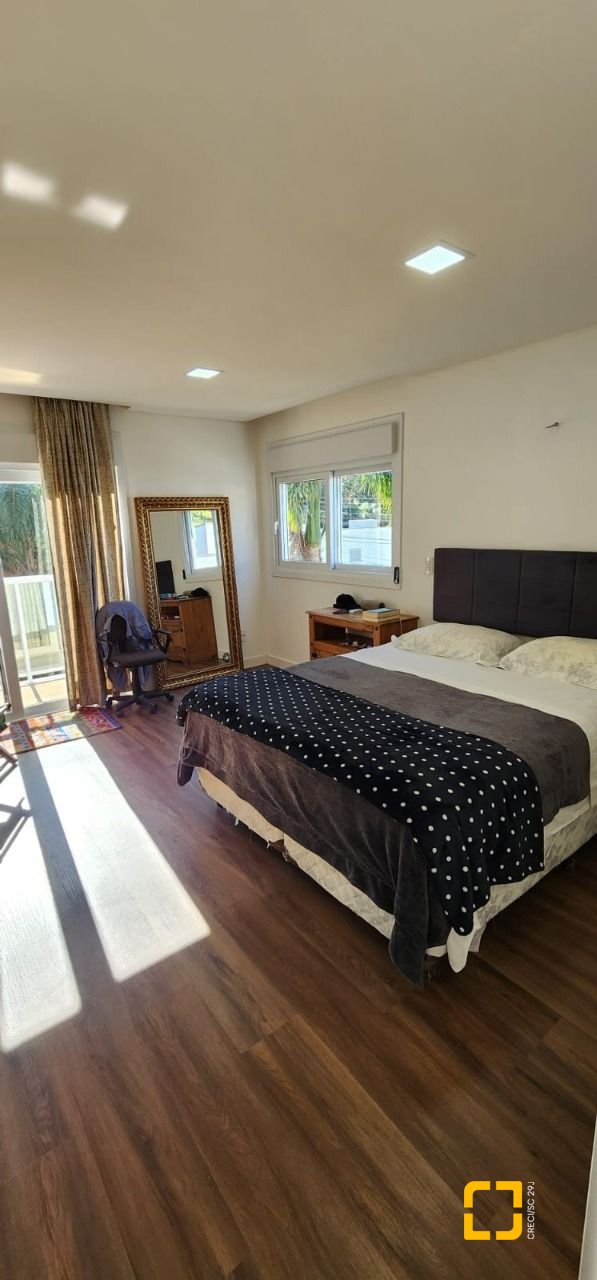 Casa de Condomínio com 200m², 7 quartos (sendo 3 suítes), 4 garagens, no bairro Cachoeira do Bom Jesus em Florianópolis