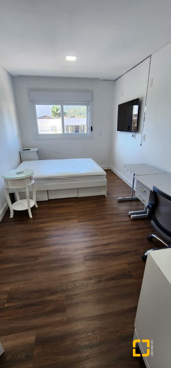 Casa de Condomínio com 200m², 7 quartos (sendo 3 suítes), 4 garagens, no bairro Cachoeira do Bom Jesus em Florianópolis
