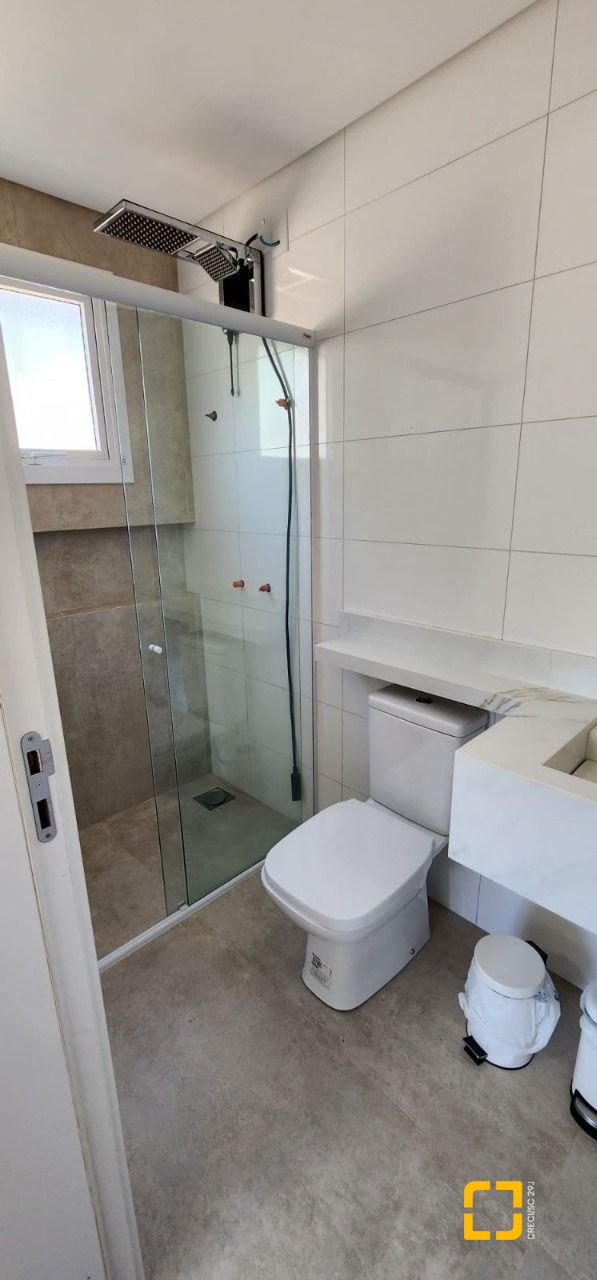 Casa de Condomínio com 200m², 7 quartos (sendo 3 suítes), 4 garagens, no bairro Cachoeira do Bom Jesus em Florianópolis